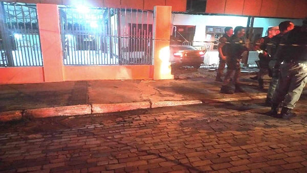 Motorista tenta fugir de blitz e acaba colidindo contra muro de escola em Rio Branco