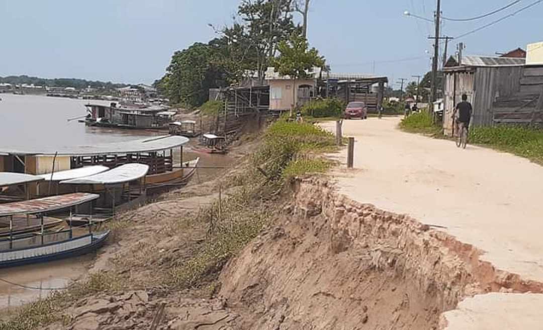 Casas e rua em Tarauacá sofrem com deslizamento após enchente