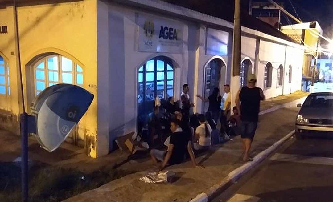 Pessoas dormem em fila para conseguir senha para tirar identidade em Cruzeiro do Sul