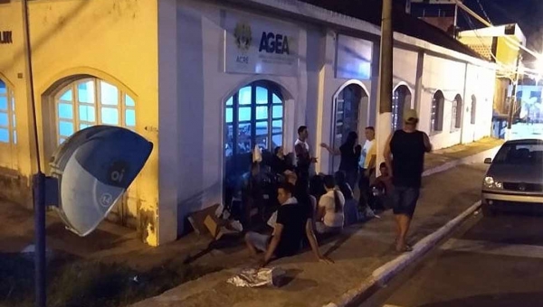 Pessoas dormem em fila para conseguir senha para tirar identidade em Cruzeiro do Sul