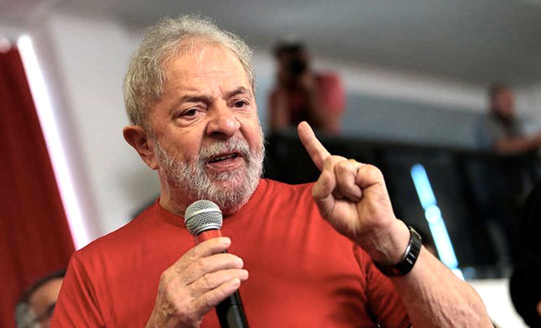 "Pare de ser puxa saco dos Estados Unidos", diz Lula em recado a Bolsonaro