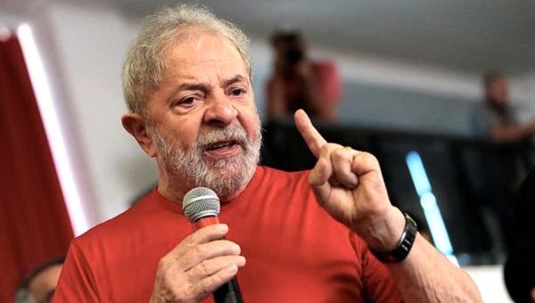 "Pare de ser puxa saco dos Estados Unidos", diz Lula em recado a Bolsonaro