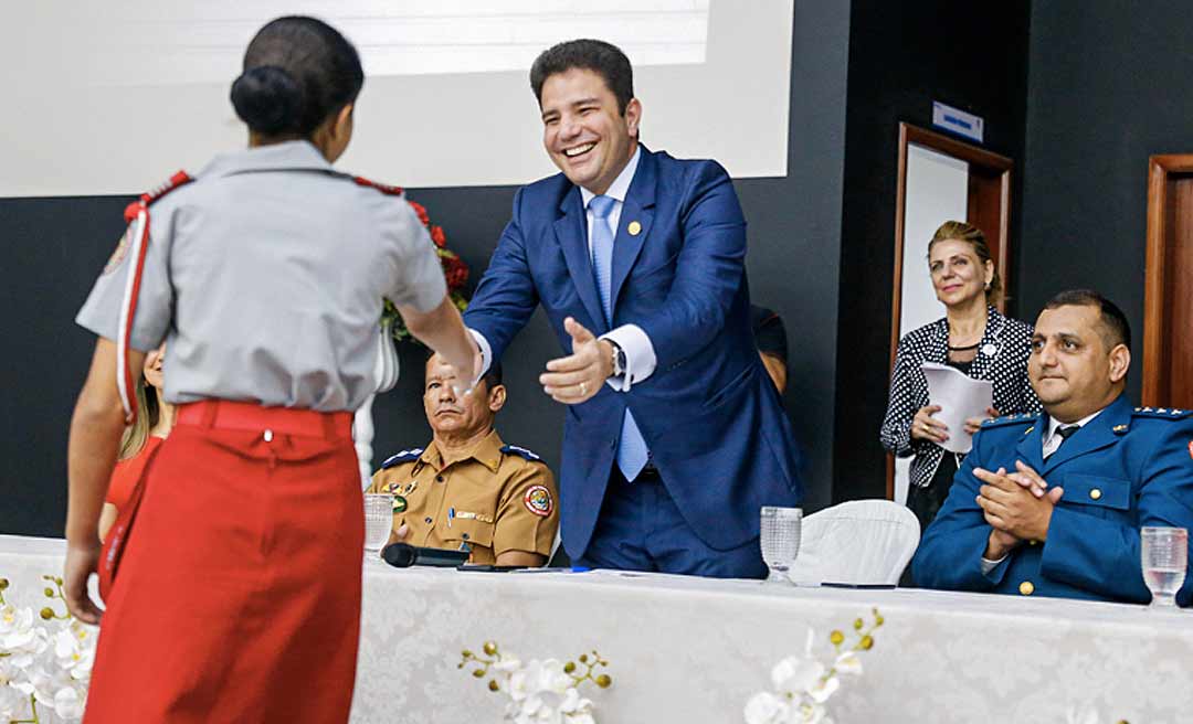 Gladson prestigia formatura da primeira turma do Colégio Cívico-Militar de Cruzeiro do Sul