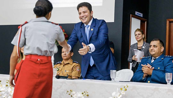 Gladson prestigia formatura da primeira turma do Colégio Cívico-Militar de Cruzeiro do Sul