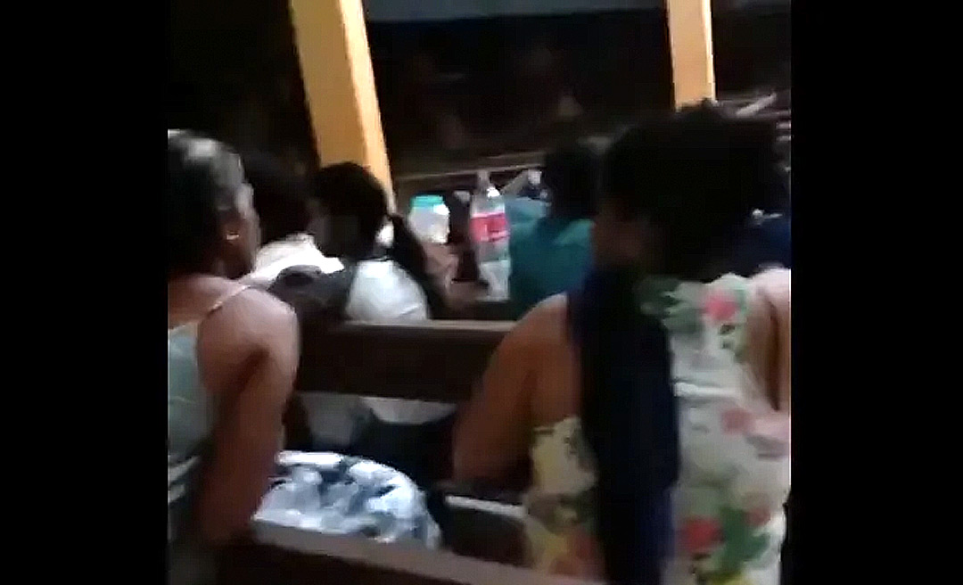 Pais dormem em frente a escola para garantir matrículas dos filhos em Mâncio Lima