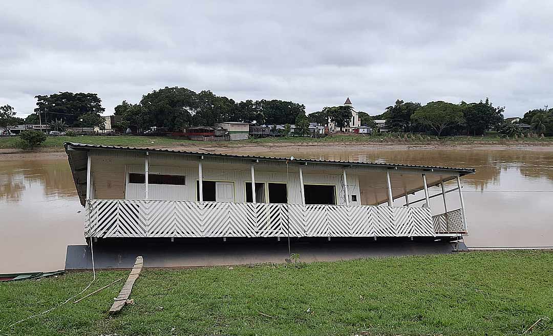 Vazante de rio deixa flutuante encalhado e causa transtorno a ribeirinhos que precisam do local