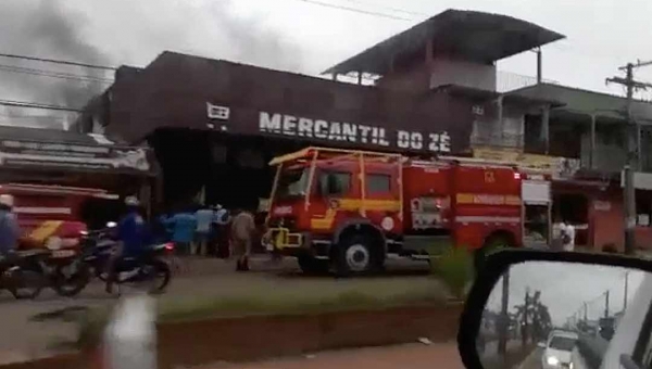 Incêndio em mercantil é registrado na madrugada desta segunda