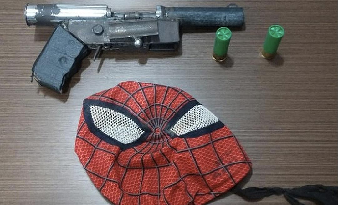 Flagrado roubando, "Homem-Aranha ladrão" é espancado por população e preso