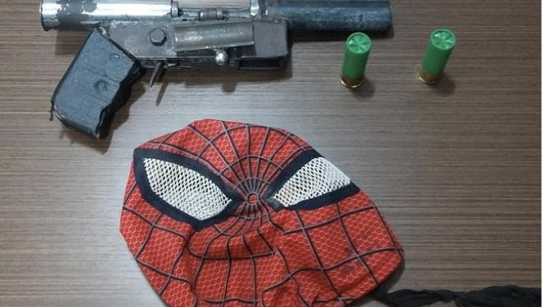 Flagrado roubando, "Homem-Aranha ladrão" é espancado por população e preso