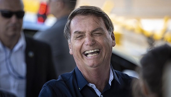 Bolsonaro fala de "Democracia em vertigem": "Para quem gosta do que urubu come"