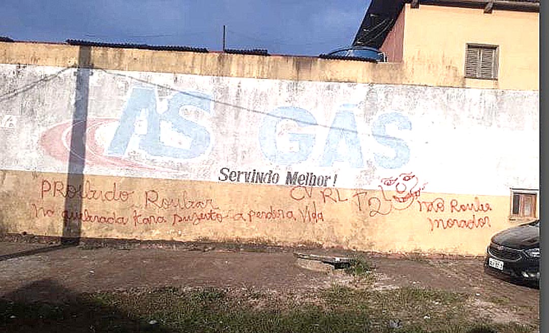 No Acre, facção dá recado em muro a ladrões: "Proibido roubar na quebrada, sujeito a perder a vida"