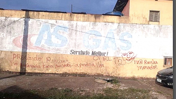 No Acre, facção dá recado em muro a ladrões: "Proibido roubar na quebrada, sujeito a perder a vida"