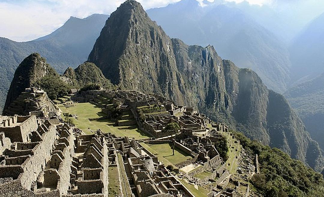 Brasileiros são presos no Peru após vandalizar espaço sagrado em Machu Picchu