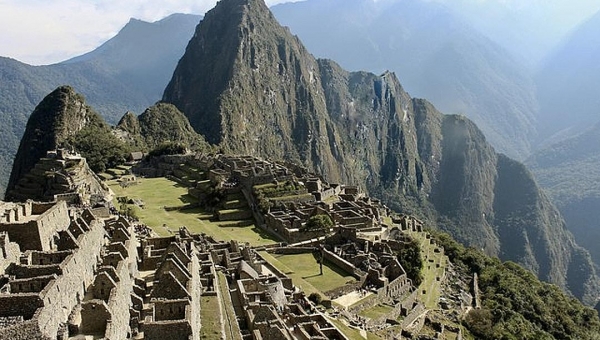 Brasileiros são presos no Peru após vandalizar espaço sagrado em Machu Picchu