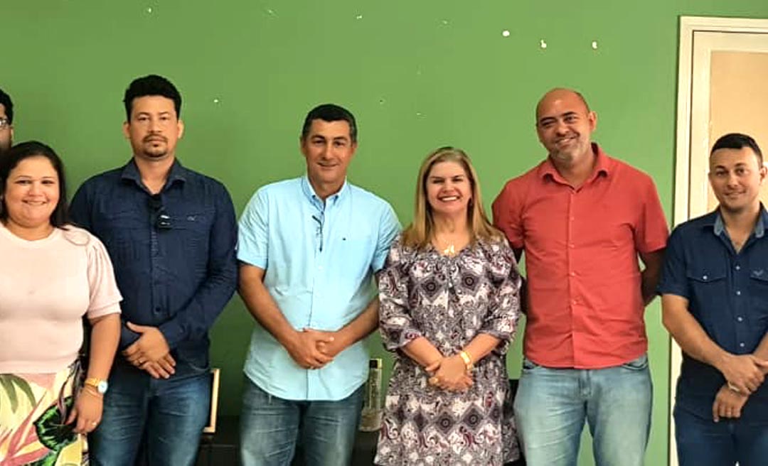 Jesus Sérgio reúne gestores para traçar projetos de regularização fundiária, pavimentação de ruas e habitação em Tarauacá