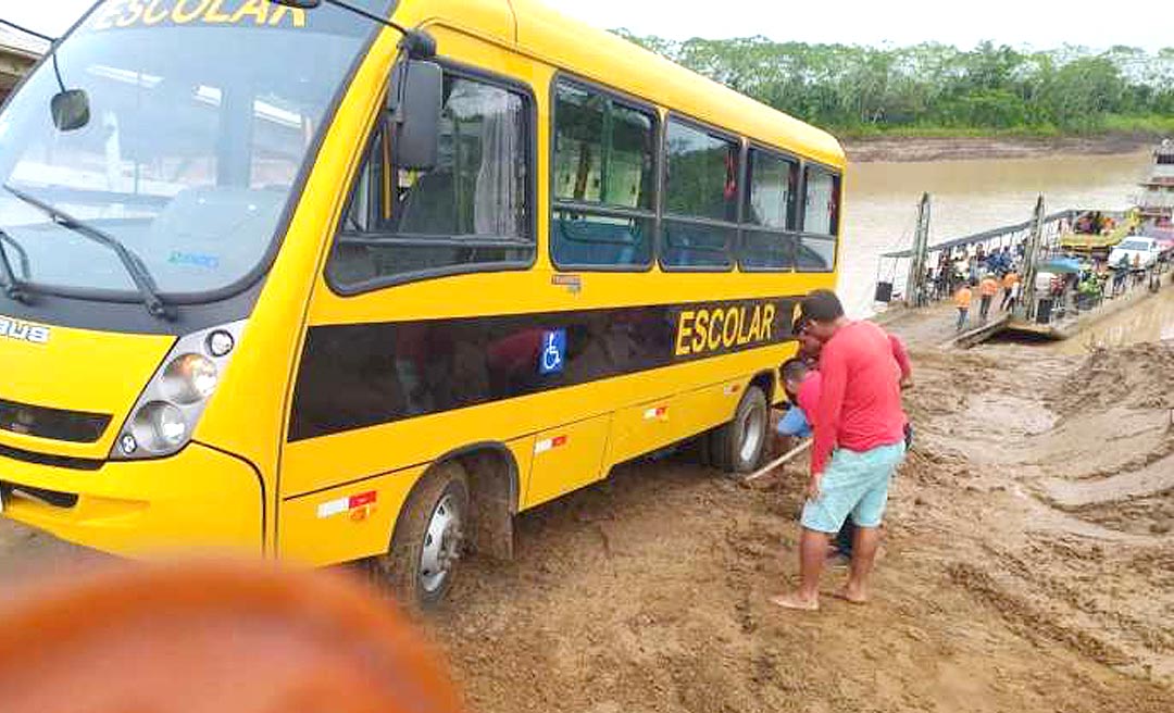 Ônibus escolar atola na rampa da balsa de Rodrigues Alves