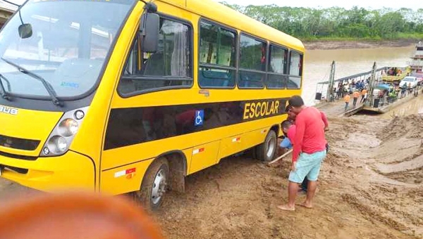 Ônibus escolar atola na rampa da balsa de Rodrigues Alves