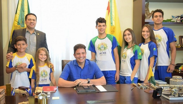 Governador Gladson Cameli anuncia distribuição gratuita de uniformes aos estudantes