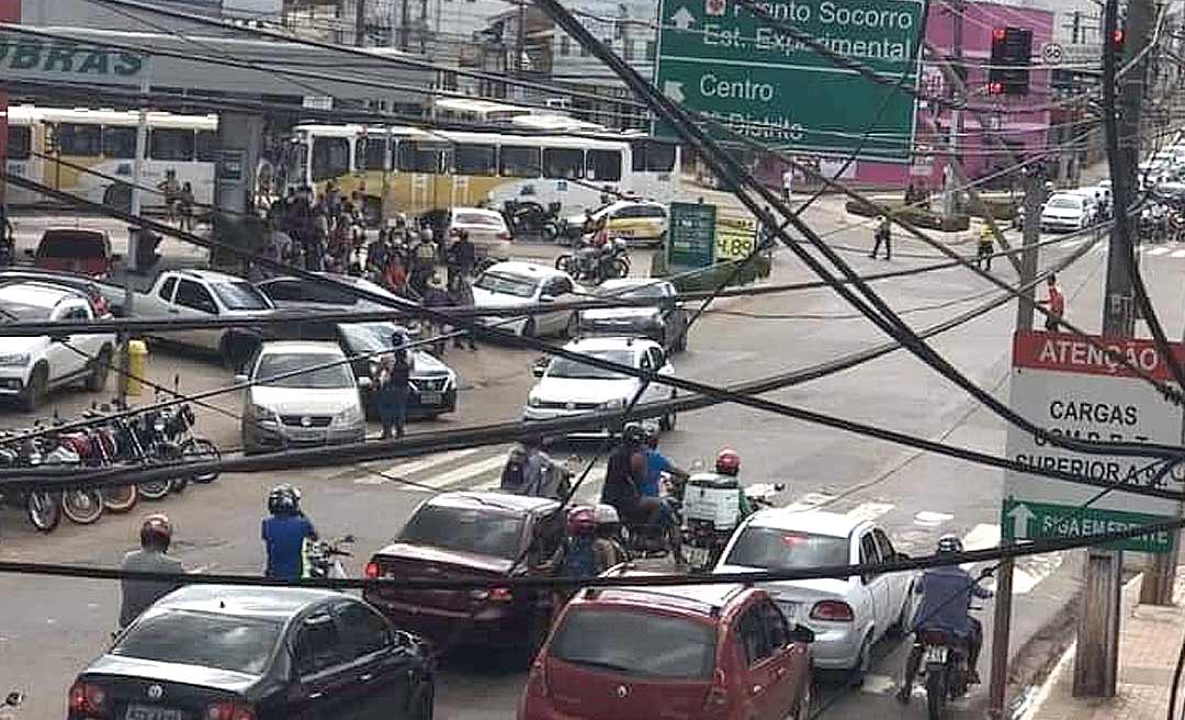 Motoristas de ônibus bloqueiam acesso ao Terminal Central de Rio Branco