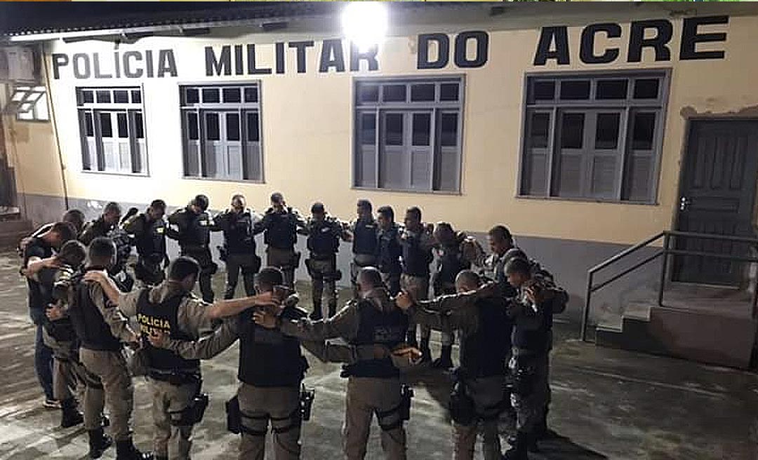 Em dias tensos na segurança do Acre, PM's oram antes de operação nas ruas