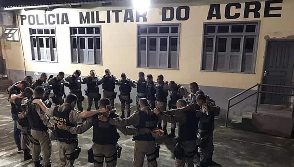 Em dias tensos na segurança do Acre, PM's oram antes de operação nas ruas