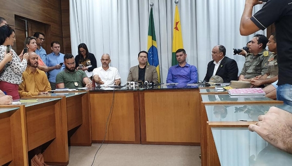 Enquanto Gladson, Rocha e Ulysses viajam, substitutos tentam resolver crise na segurança