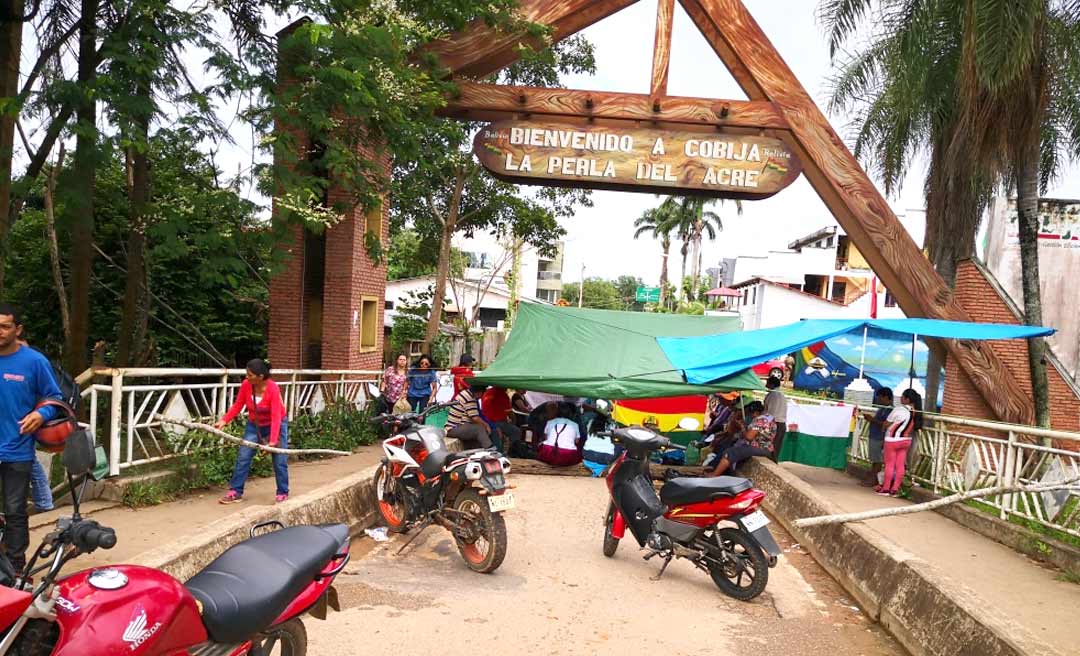 Bolivianos bloqueiam acesso ao país na fronteira com Brasiléia