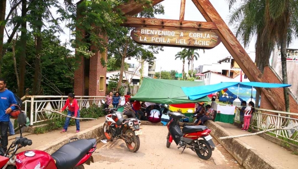 Bolivianos bloqueiam acesso ao país na fronteira com Brasiléia