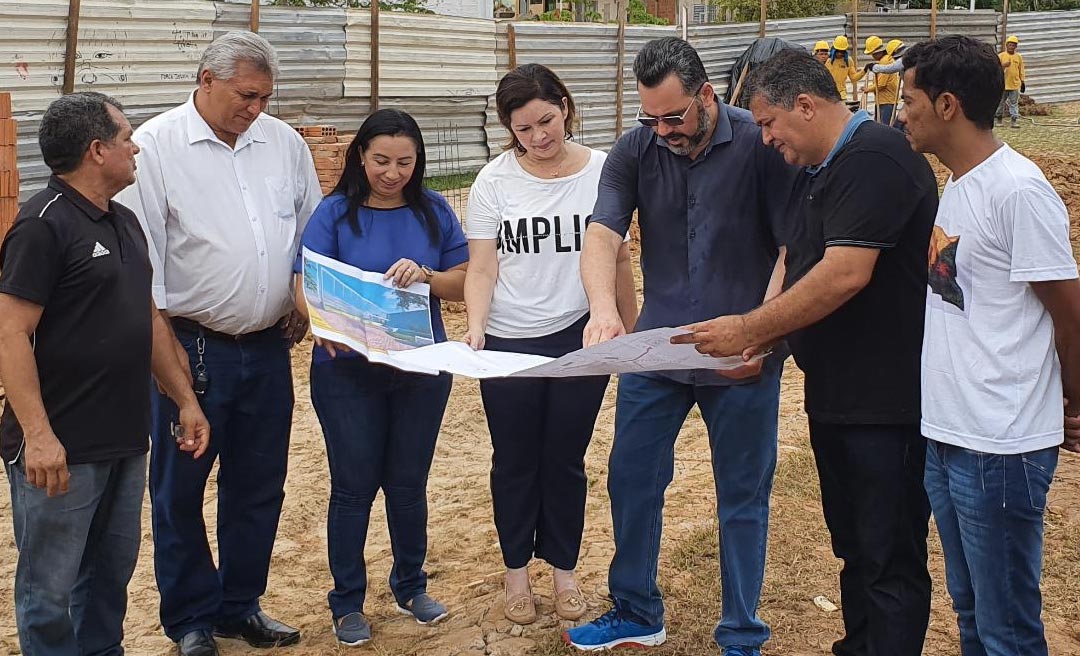 Alan Rick garante recursos para quadra de grama sintética do bairro Nova Estação