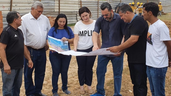 Alan Rick garante recursos para quadra de grama sintética do bairro Nova Estação