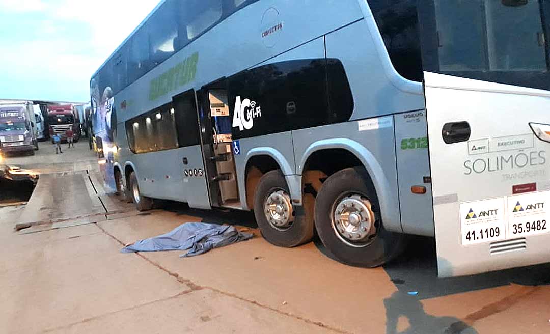 Mulher morre atropelada por ônibus na balsa do Madeira e adolescente fica gravemente ferida