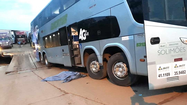 Mulher morre atropelada por ônibus na balsa do Madeira e adolescente fica gravemente ferida