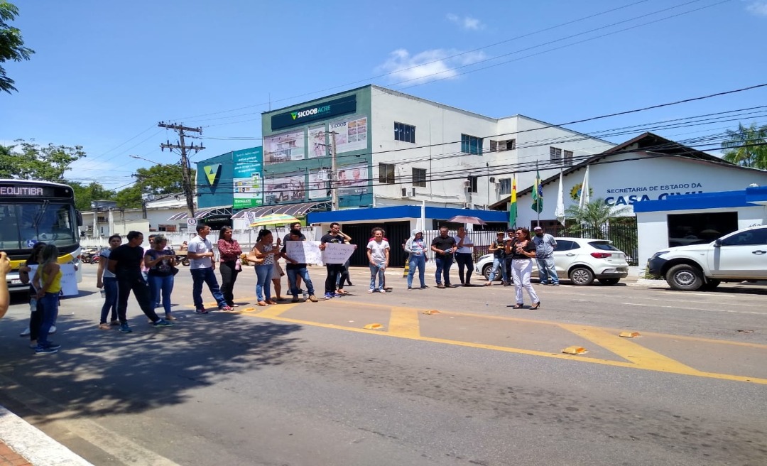 Pedindo convocação, professores protestam na frente da Casa Civil e fecham avenida no Centro de Rio Branco