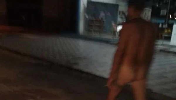 Durante a noite, homem é flagrado andado nu no Centro de Cruzeiro do Sul