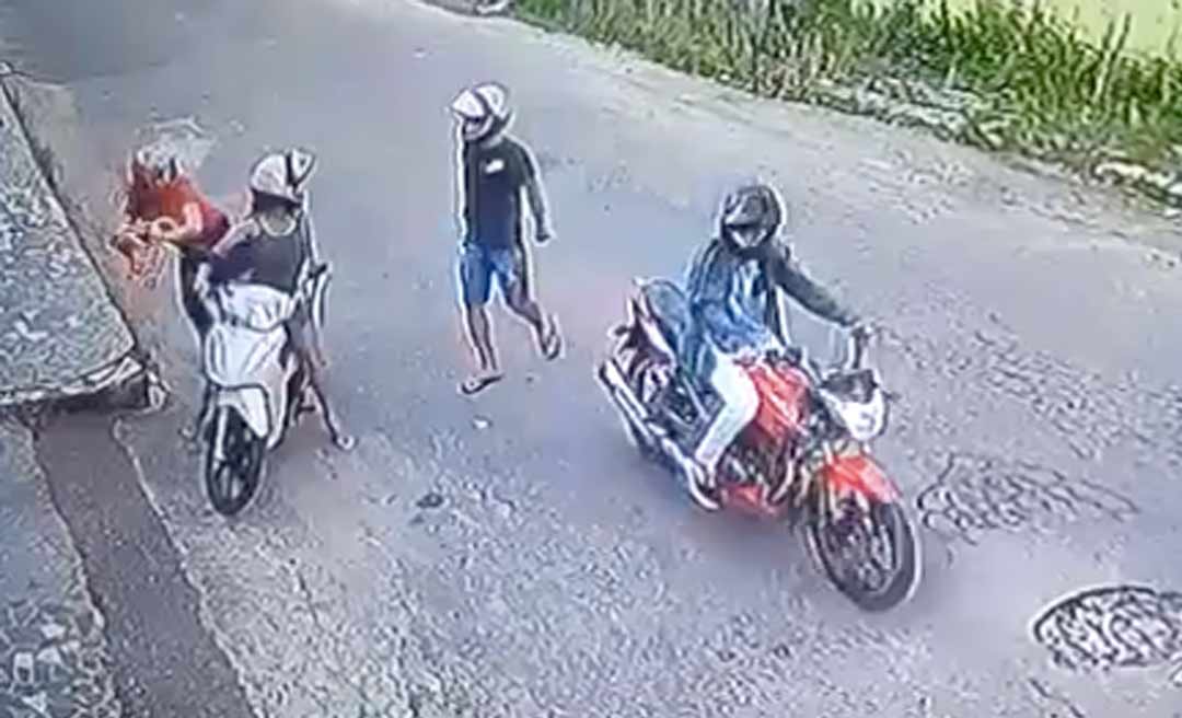 Vídeo mostra assaltantes roubando moto de mulher no Morada do Sol