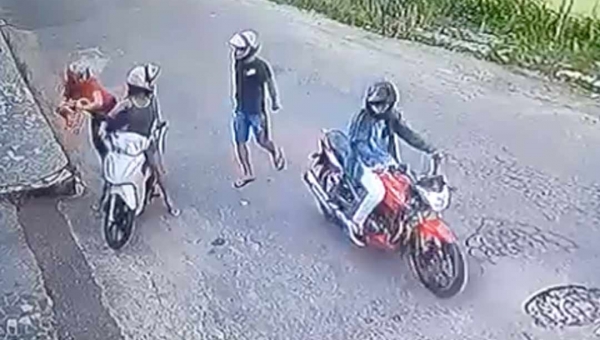 Vídeo mostra assaltantes roubando moto de mulher no Morada do Sol