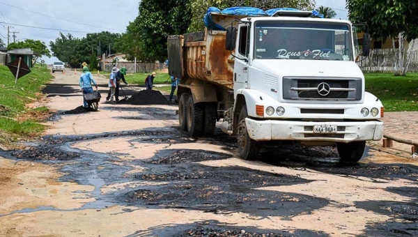 Prefeitura de Cruzeiro do Sul realiza operação tapa-buracos na Vila São Pedro