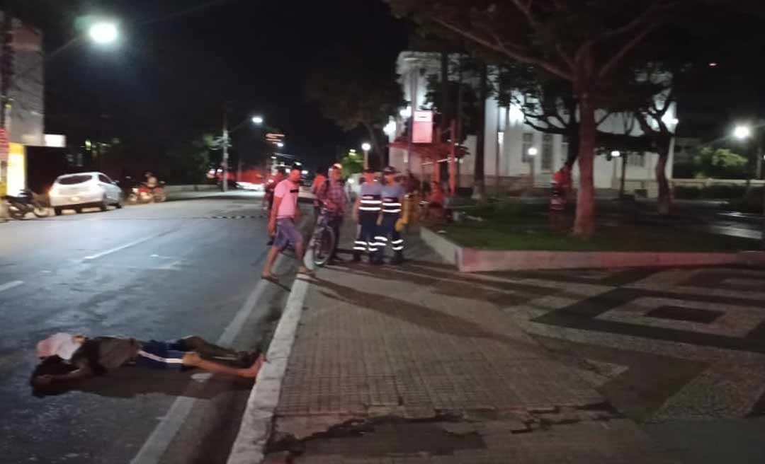 Morador de rua é assassinado com uma facada após roubar capacete