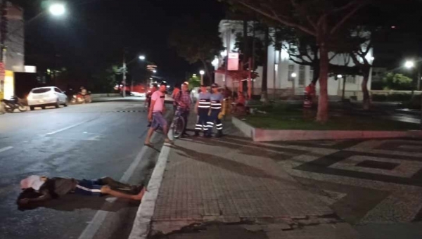 Morador de rua é assassinado com uma facada após roubar capacete