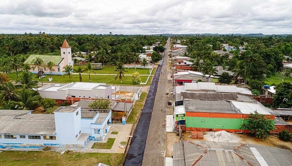 Prefeitura de Cruzeiro do Sul pavimenta AC- 407 na Vila Santa Rosa