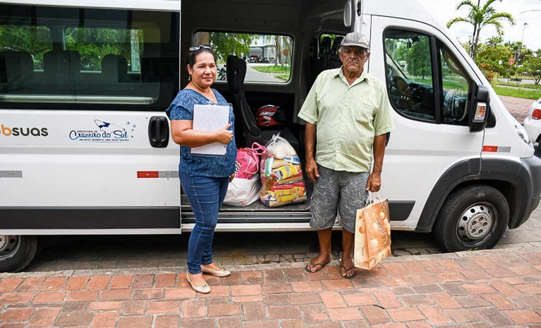 Ilderlei presta apoio à criança internada com desnutrição no Hospital do Juruá