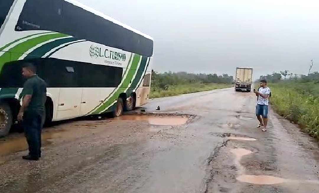 Ônibus atola em buraco na BR-364 perto da balsa do Madeira