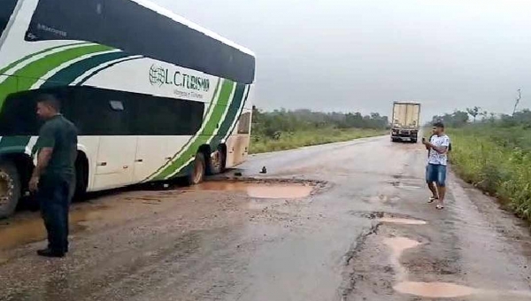 Ônibus atola em buraco na BR-364 perto da balsa do Madeira