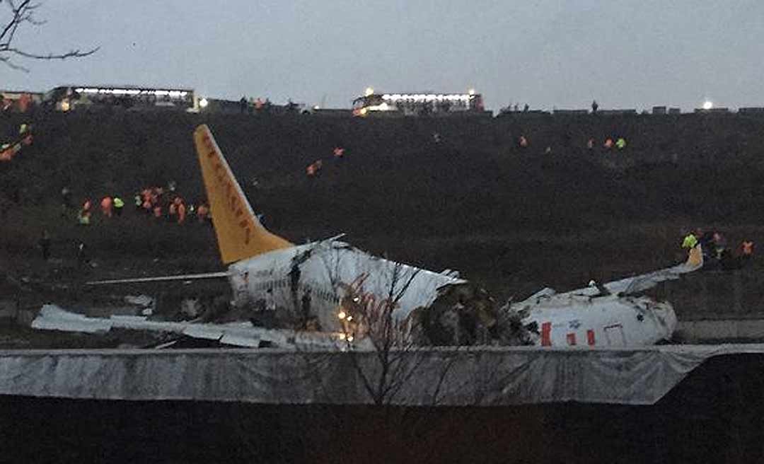 Avião se parte ao aterrissar em aeroporto da Turquia