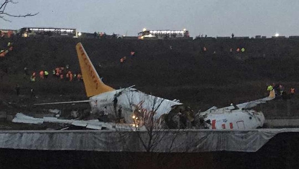 Avião se parte ao aterrissar em aeroporto da Turquia