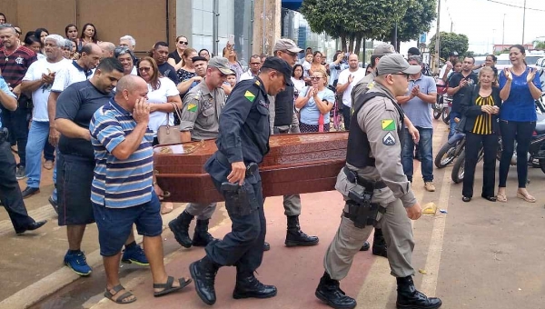 Comoção e tristeza marcam cortejo e sepultamento do tenente Amarildo em Rio Branco