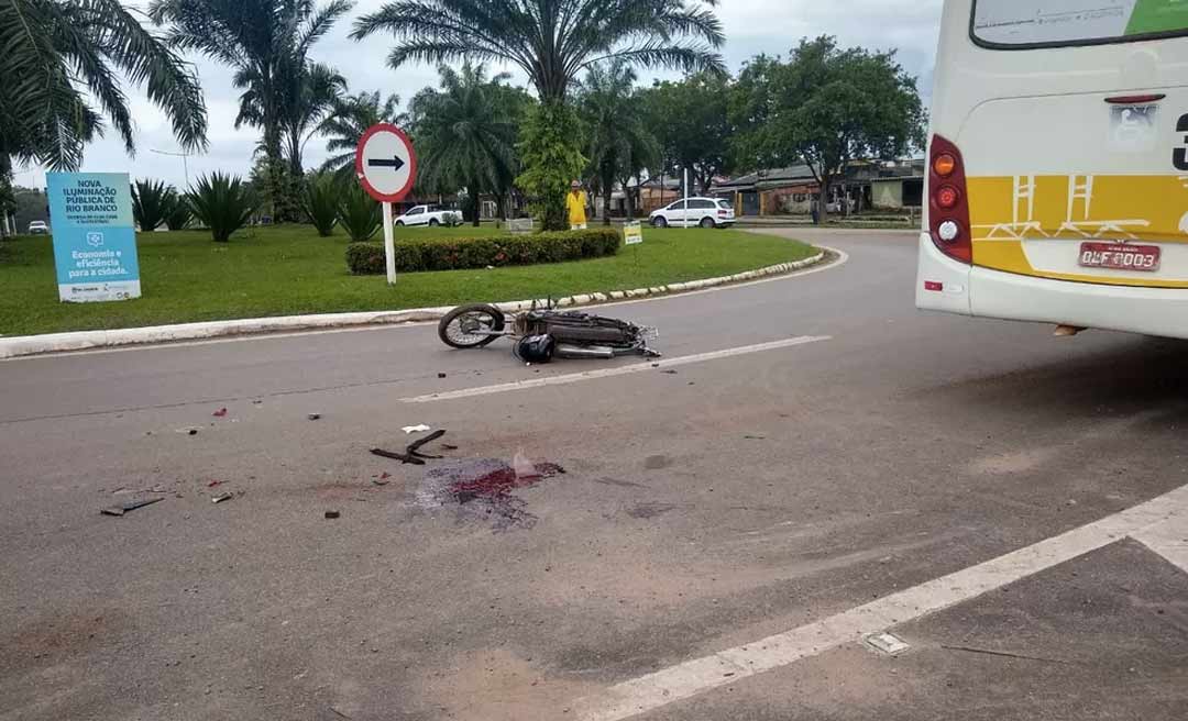 Motociclista derrapa em rotatória e é esmagado por ônibus