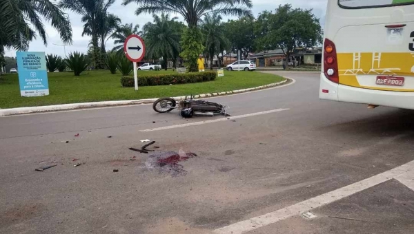 Motociclista derrapa em rotatória e é esmagado por ônibus