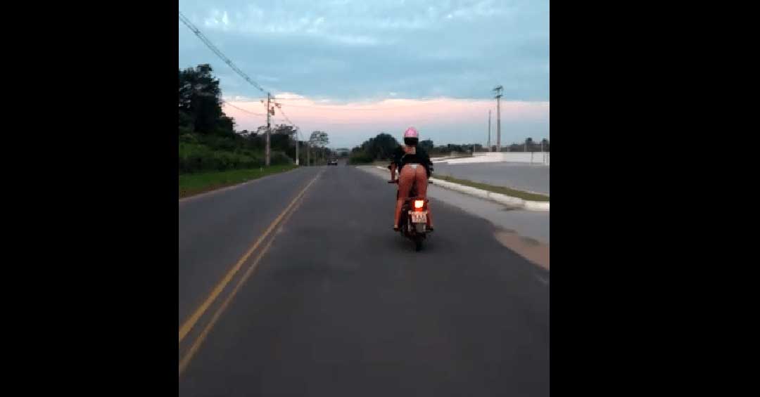 Mulher é flagrada dirigindo motocicleta semi nua em rodovia de Cruzeiro do Sul; assista