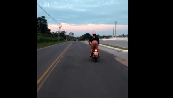 Mulher é flagrada dirigindo motocicleta semi nua em rodovia de Cruzeiro do Sul; assista